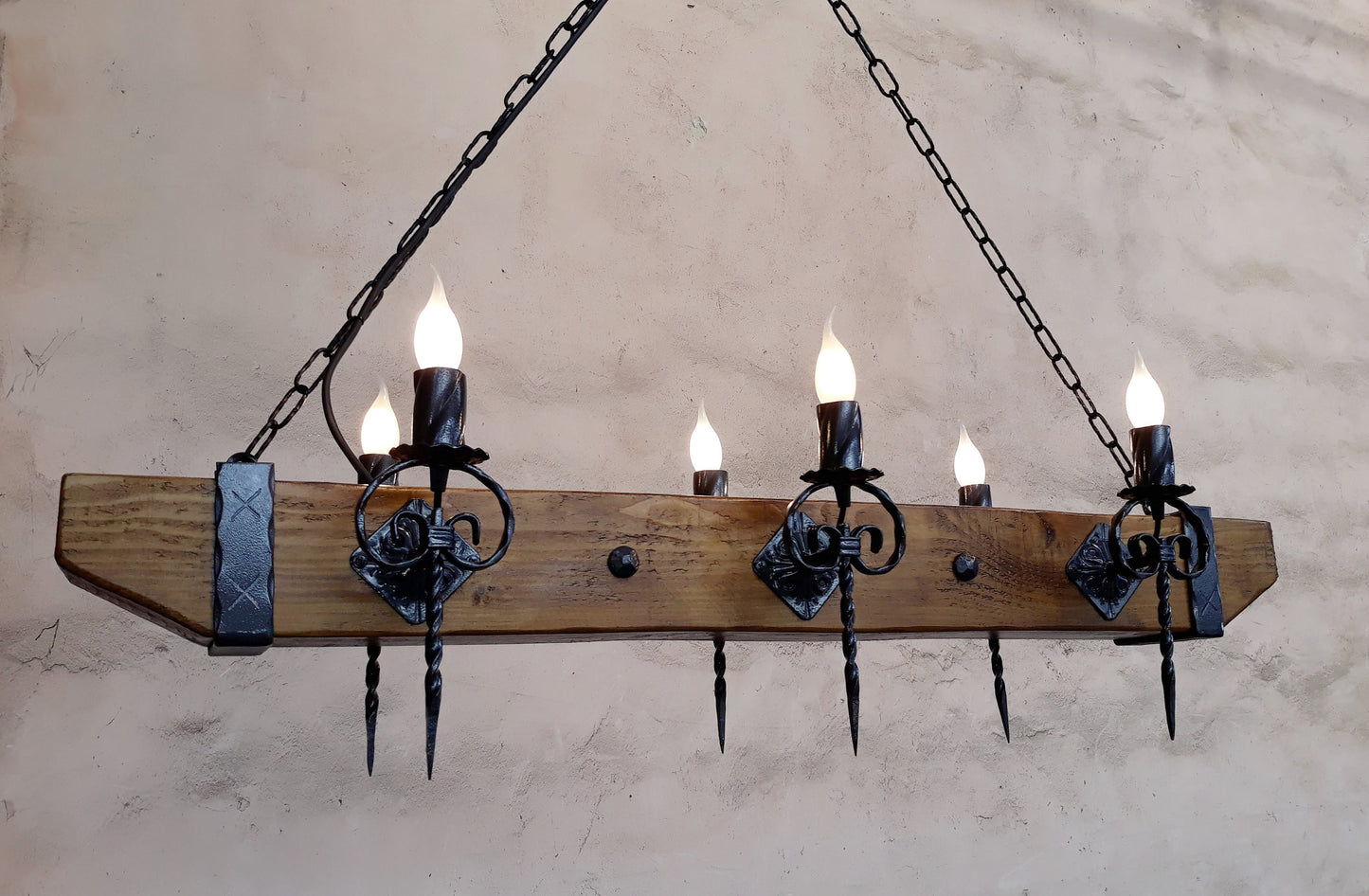 Holzbalken und schmiedeeiserner Kronleuchter - Bauernhaus-Kronleuchter - Rustikale Beleuchtung