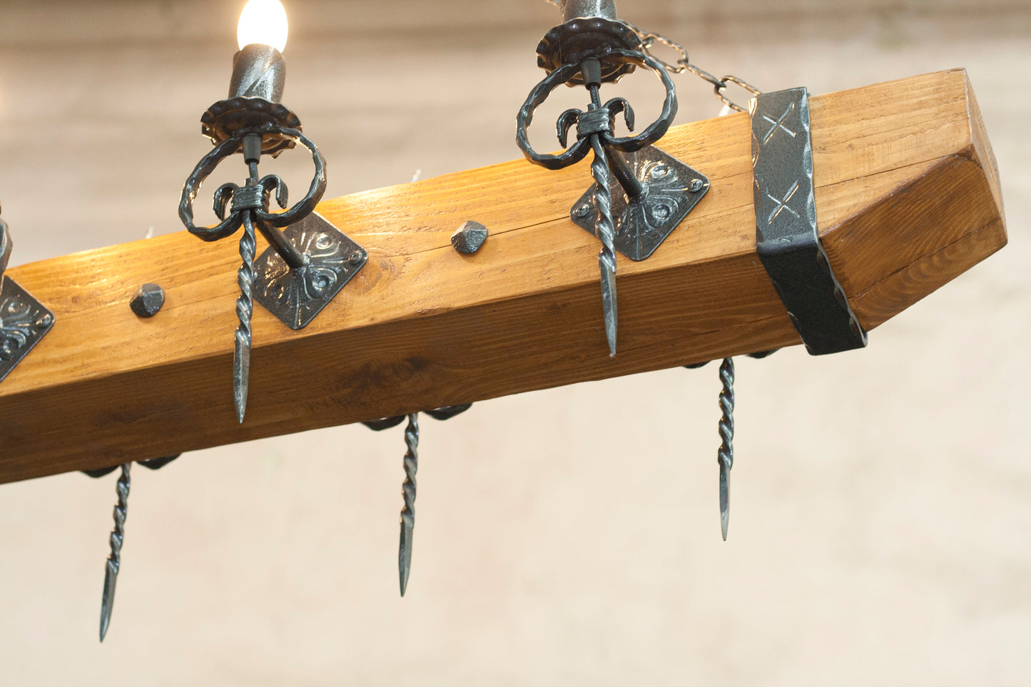 Kronleuchter aus Schmiedeeisen und Holzbalken - Mittelalterliche Lichter im gotischen Stil