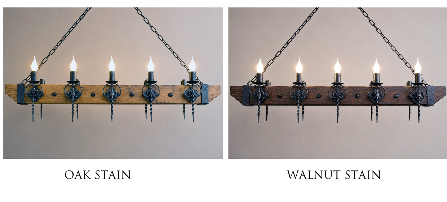 Lustre en fer forgé et poutres en bois - Luminaires de style gothique médiéval