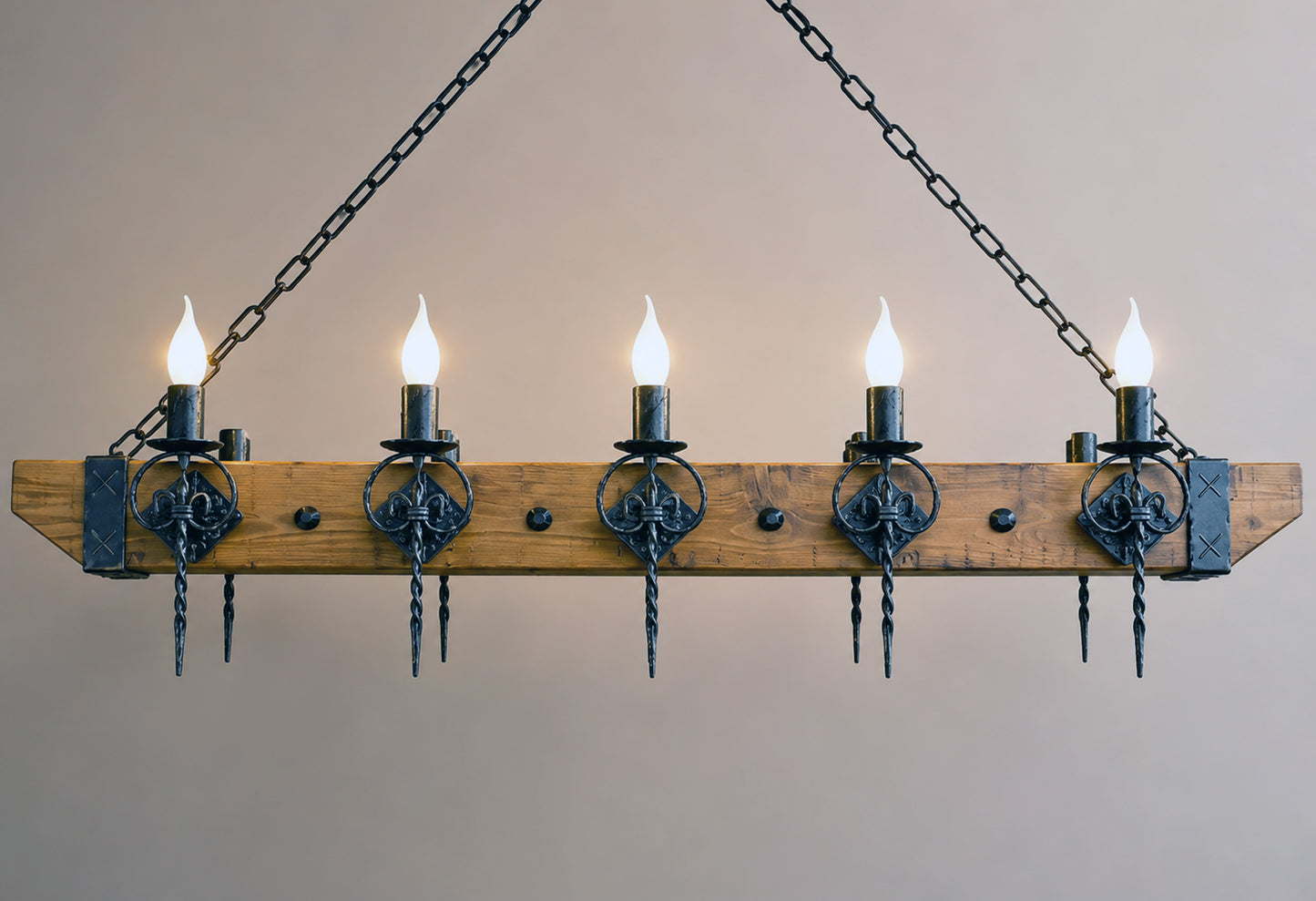 Lustre en fer forgé et poutres en bois - Luminaires de style gothique médiéval