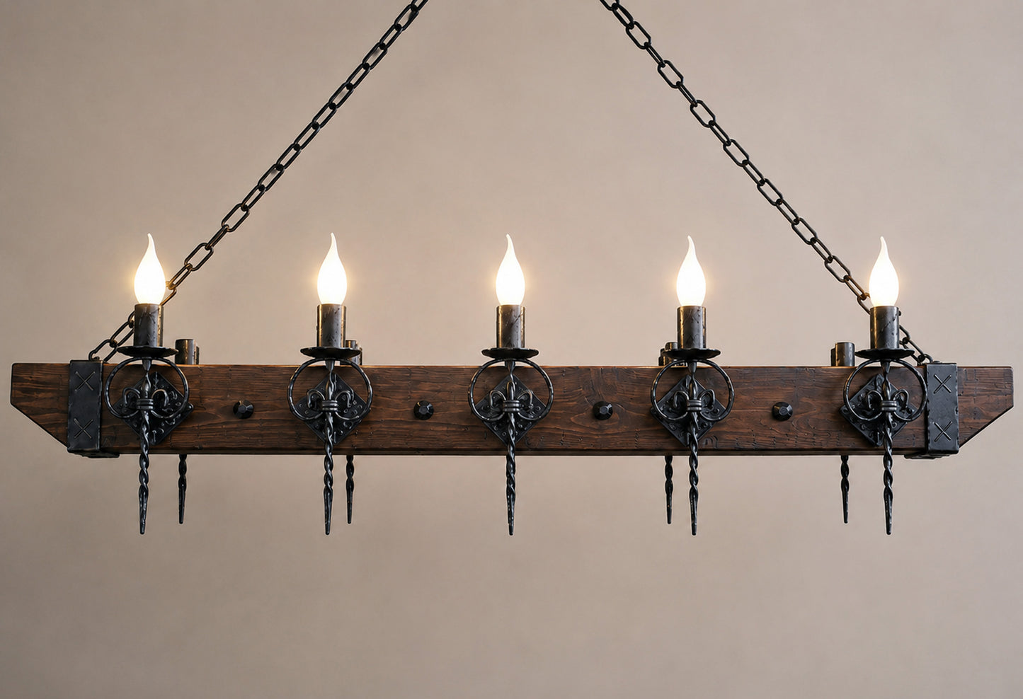 Lustre en fer forgé et poutres en bois - Luminaires de style gothique médiéval