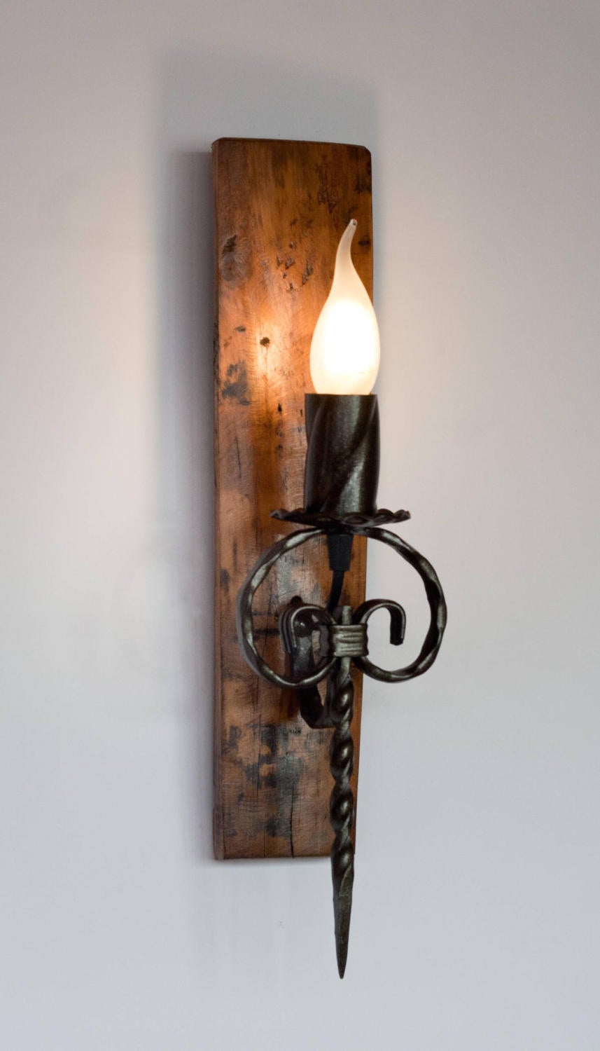 Rustikale Wandlampe - Wandleuchte aus Holz und Schmiedeeisen - Tonnenlichter