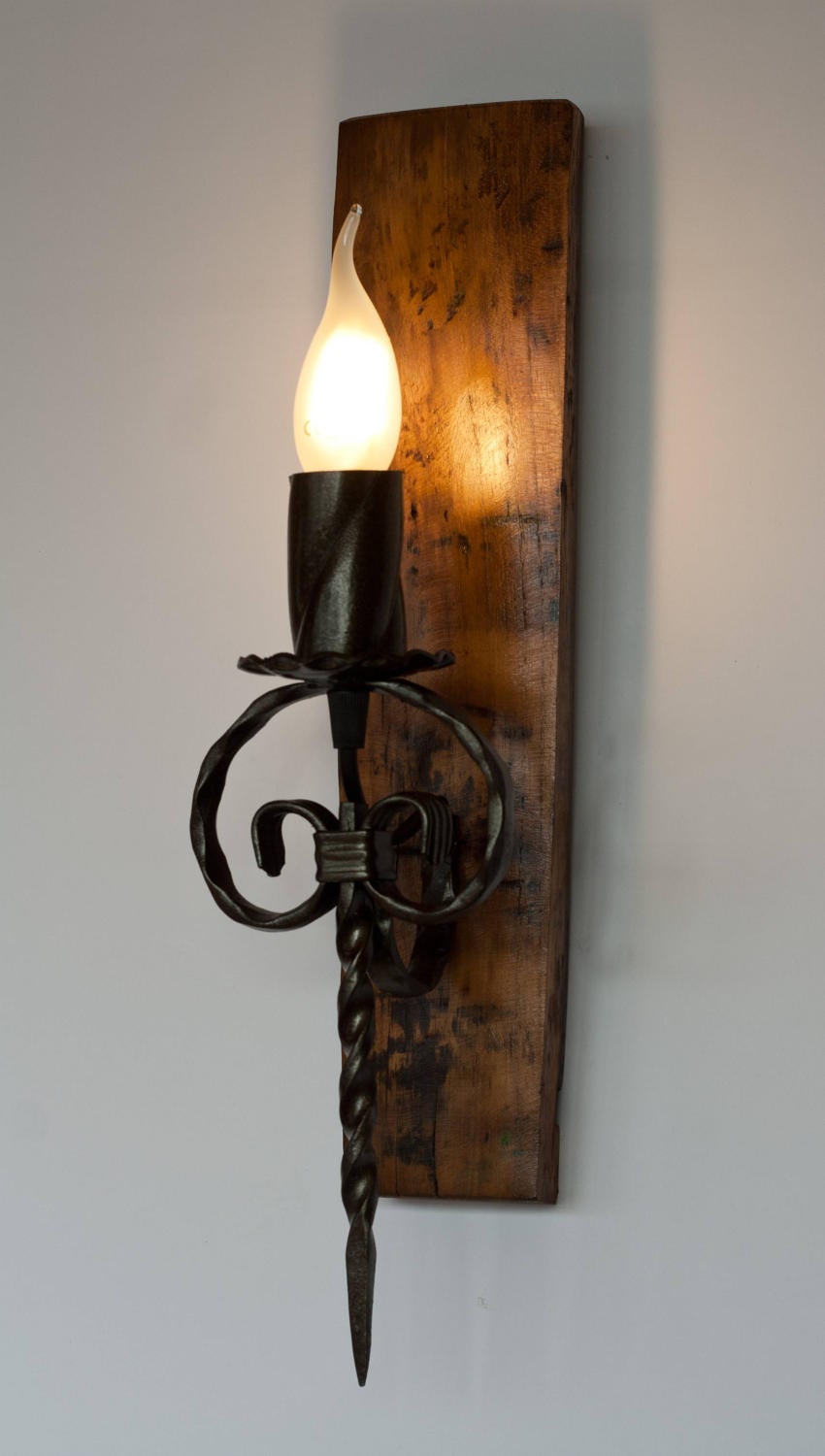 Rustikale Wandlampe - Wandleuchte aus Holz und Schmiedeeisen - Tonnenlichter