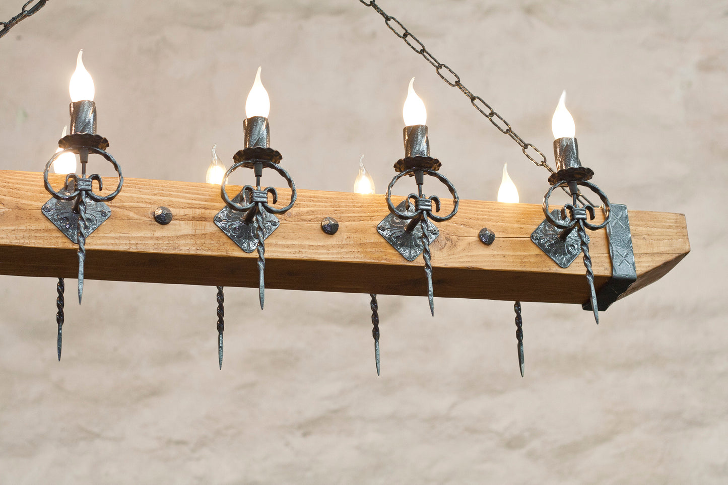 Kronleuchter aus Schmiedeeisen und Holzbalken - Mittelalterliche Lichter im gotischen Stil