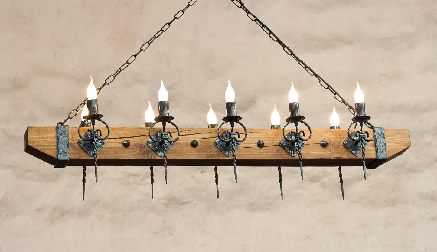 Kronleuchter aus Schmiedeeisen und Holzbalken - Mittelalterliche Lichter im gotischen Stil